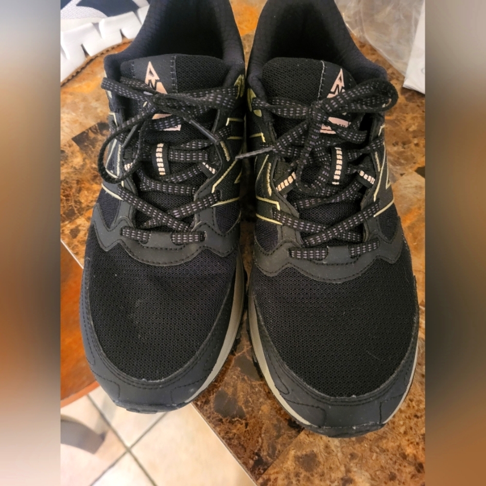 Size 11 New Balance 410 TRAIL